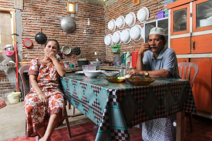 Friendly family that invited me for dinner, Sulawesi